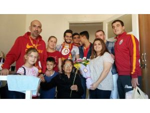 Aslan Yürekliler Yaşlıları Unutmadı