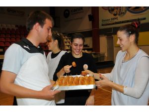 Gençten Basketbolculara Tatlı Destek