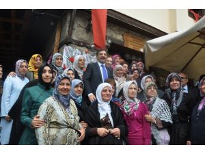 Bakan Güllüce Tarihi Osmanlı Köyünde Turistlerle Sohbet Etti