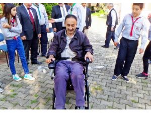 İzci Kardeşler İşe Girmeleri Halinde Akülü Araba Adadılar