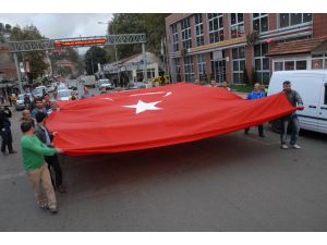 Bayrak Yürüyüşüne Katılanlardan Kahvede Oturanlara Tepki