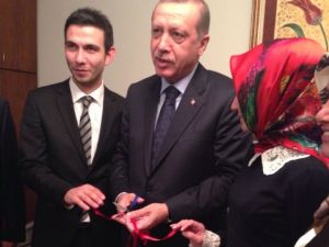 Nişan Yüzüklerini Erdoğan Taktı