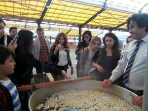 Pazarda Kazanlarda Koza Kaynattılar