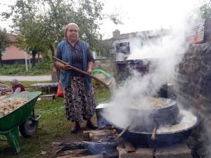 Kazanlar Pekmez İçin Kaynıyor