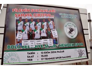 Kadın Voleybolculara Bıllboard Şoku