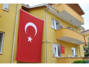 Şehit Binbaşı Deniz Akdenizin Ailesi Taziyeleri Kabul Ediyor