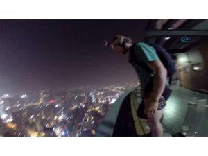 Gökdelenin Çatısından Havuza Atladı