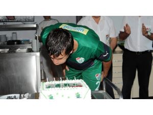 Bursaspor’un Başarılı Savunma Oyuncusu Civelliye Doğum Günü Sürprizi