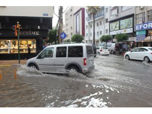 İskenderun’da Şiddetli Yağış Hayatı Felç Etti