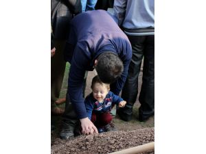 Şehidin Ağlayan 1 Yaşındaki Oğlunu Babasının Toprağı Sakinleştirdi