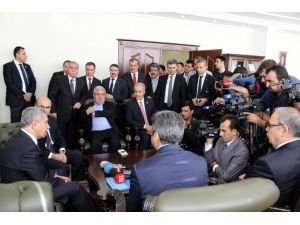 Arınç: “Türkiye’de Ayaklanmak İsteyenlerin Dünyayı Başlarına Yıkarız”