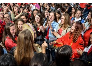 Kosovalı Öğrencilerden Arnavutluk’a Destek Yürüyüşü