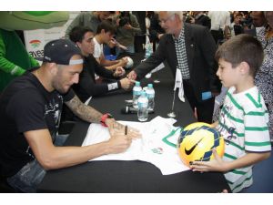 Bursasporlu Futbolcular Taraftarla Buluştu
