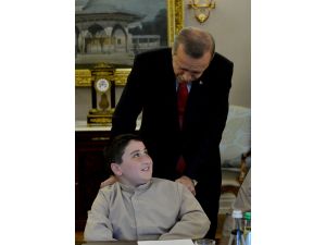 Çanakkale’den Getirilen Toprak Ve Bayrak Cumhurbaşkanı Erdoğan’a Sunuldu