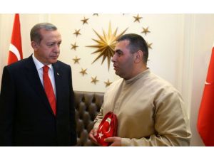 Getirdikleri Toprağı Ve Bayrağı Takdim Ettiler