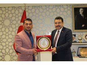 Başkan Gençten Milli Güreşçi Selçuk Çebi’ye Cumhuriyet Altını