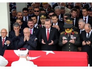 Eski Genelkurmay Başkanı Doğan Güreş Toprağa Verildi