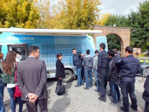 Tomaların Gölgesinde Maaşlarını Çektiler