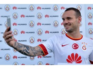 Sponsor Derbi Öncesi Akıllı Telefon Dağıttı