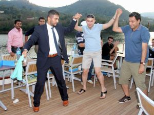 Araplar Halay Çekti