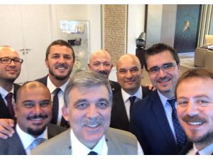 Gül Gazeteci Yeleği Giydi, Fotoğraf Makinesini Eline Aldı