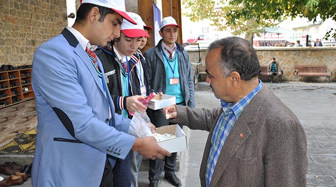 Gençlik Merkezi’nden Gülsuyu Ve Lokum İkramı