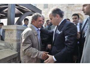 Cami Avlusunda Sigara İçen Şahsı Bakan Uyardı