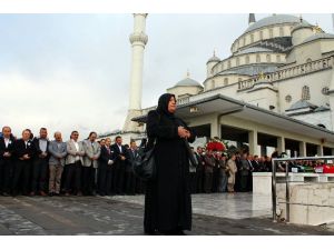 Eski Vekilin Cenaze Töreninde İlginç Anlar