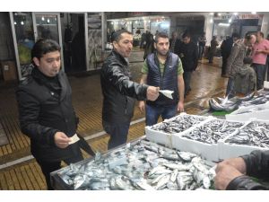 Balık Fiyatları Düştü, Esnafın Ve Vatandaşın Yüzü Güldü