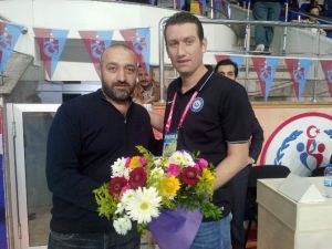 Yumruk Attığı Antrenöre Çiçek Verdi