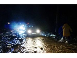 Abant Deresi Taştı Onlarca Araç Yolda Mahsur Kaldı