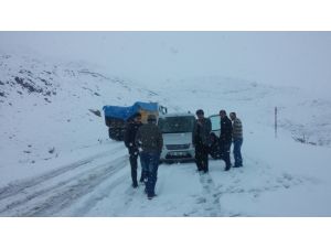 Van-bahçesaray Karayolu Ulaşıma Kapandı