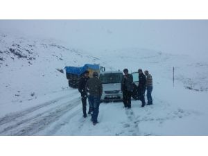 Kar Yağışı Yolları Kapattı