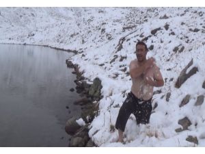 Çılgın Rizeli Eksi 5 Derecede Yüzdü