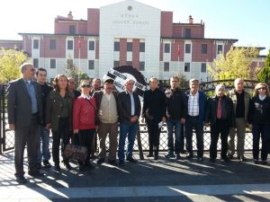 Chp Adliye Önüne Siyah Çelenk Bıraktı