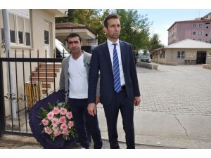 Chp’nin Adliye Binasına Bırakmak İstediği Siyah Çelenge Polis Engel Oldu