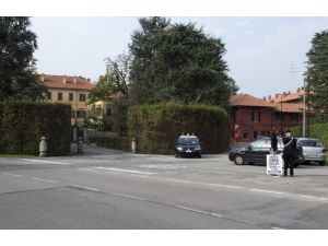 Transseksüel Efe Bal, Berlusconi’yle Yemek Yiyebilmek İçin Kapısında Bekledi