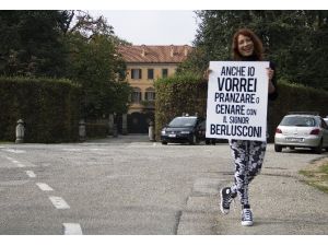 Berlusconi’nin Evi Önünde Pankart Açan Türk Transeksüel