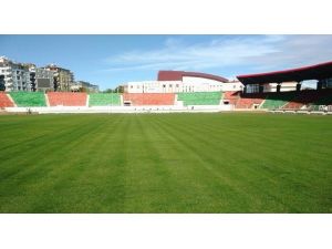 Atatürk Stadı’nın Zemini Futbol İçin Elverişli Hale Getirildi