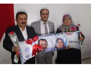 Evlilikte 40 Yılını Dolduran Çiftlere ‘Yastık’ Jesti