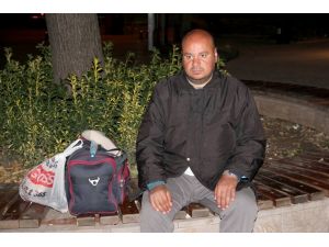 Iraklı Sığınmacı 6 Aydır Parkta Yatıyor