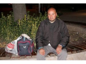 6 Aydır Parklarda Yaşıyor