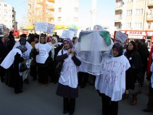 Kadınlardan Tabutlu Eylem