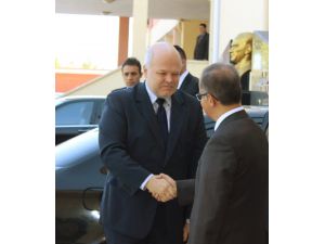 Polonya İçişleri Bakan Yardımcısı Stachanczyk, Suriyeli Mültecileri Ziyaret Etti