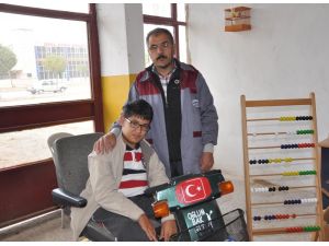 Bedensel Engelli Oğlunun Okuması İçin Ahşap Oyuncak Atölyesi Açtı