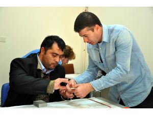 Maket Uçak Yaparak Hayata Tutunuyorlar