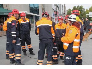 Van Depreminin 3. Yıl Dönümü Anısına Kızılay Meydanı’nda Tatbikat