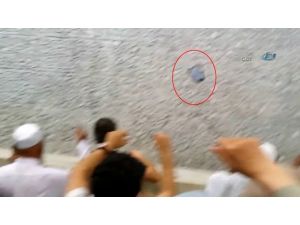 Şeytana Taş Yerine İphone