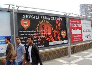 Dev Billboardla Eşinden Özür Diledi