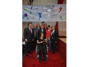 İzmir’de Sporun En’leri Ödüllerini Aldı